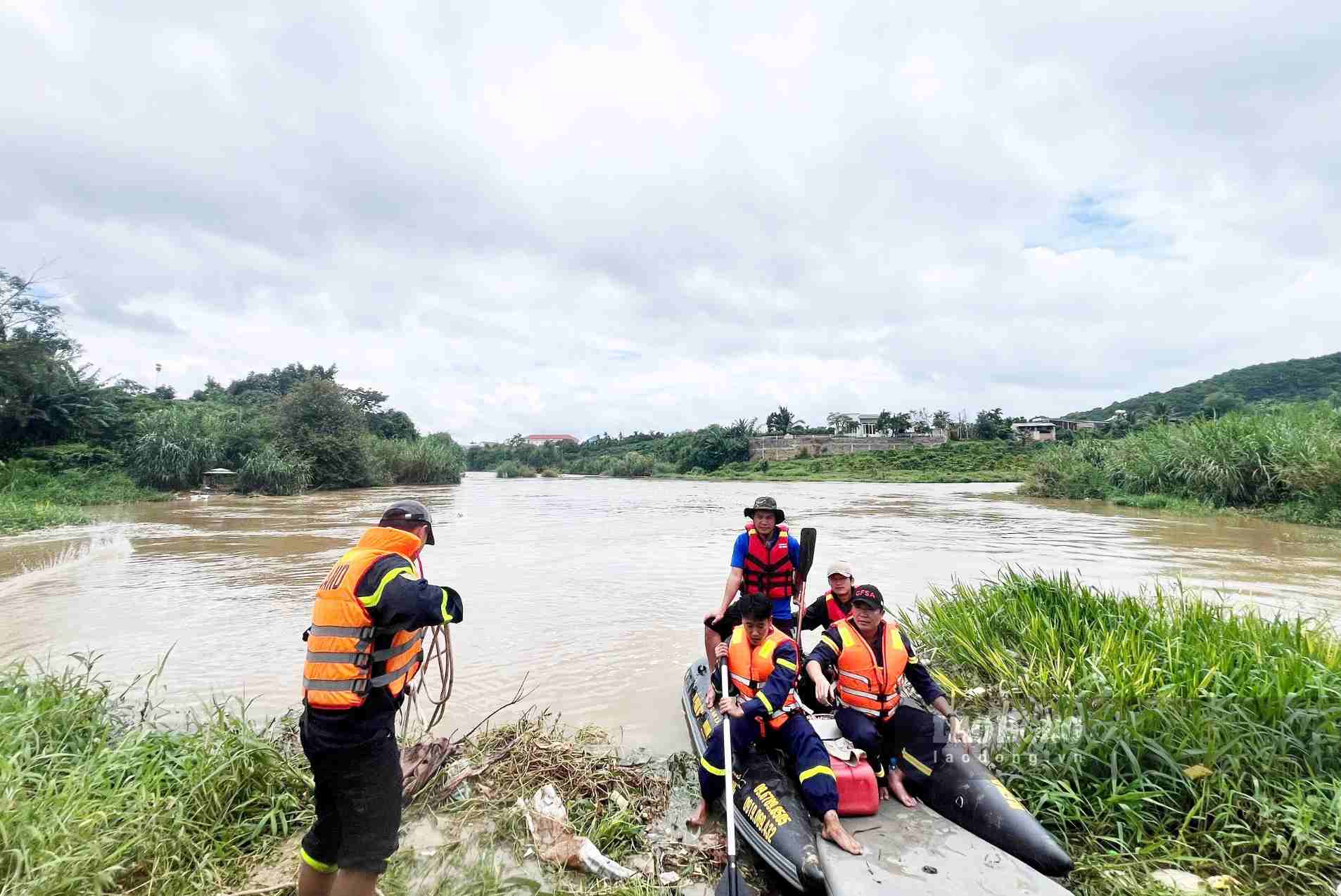 Thi thể nạn nhân được tìm thấy trên sông Đạ Dâng, cách vị trí gặp nạn gần 1km. Ảnh: Nguyễn Kỷ