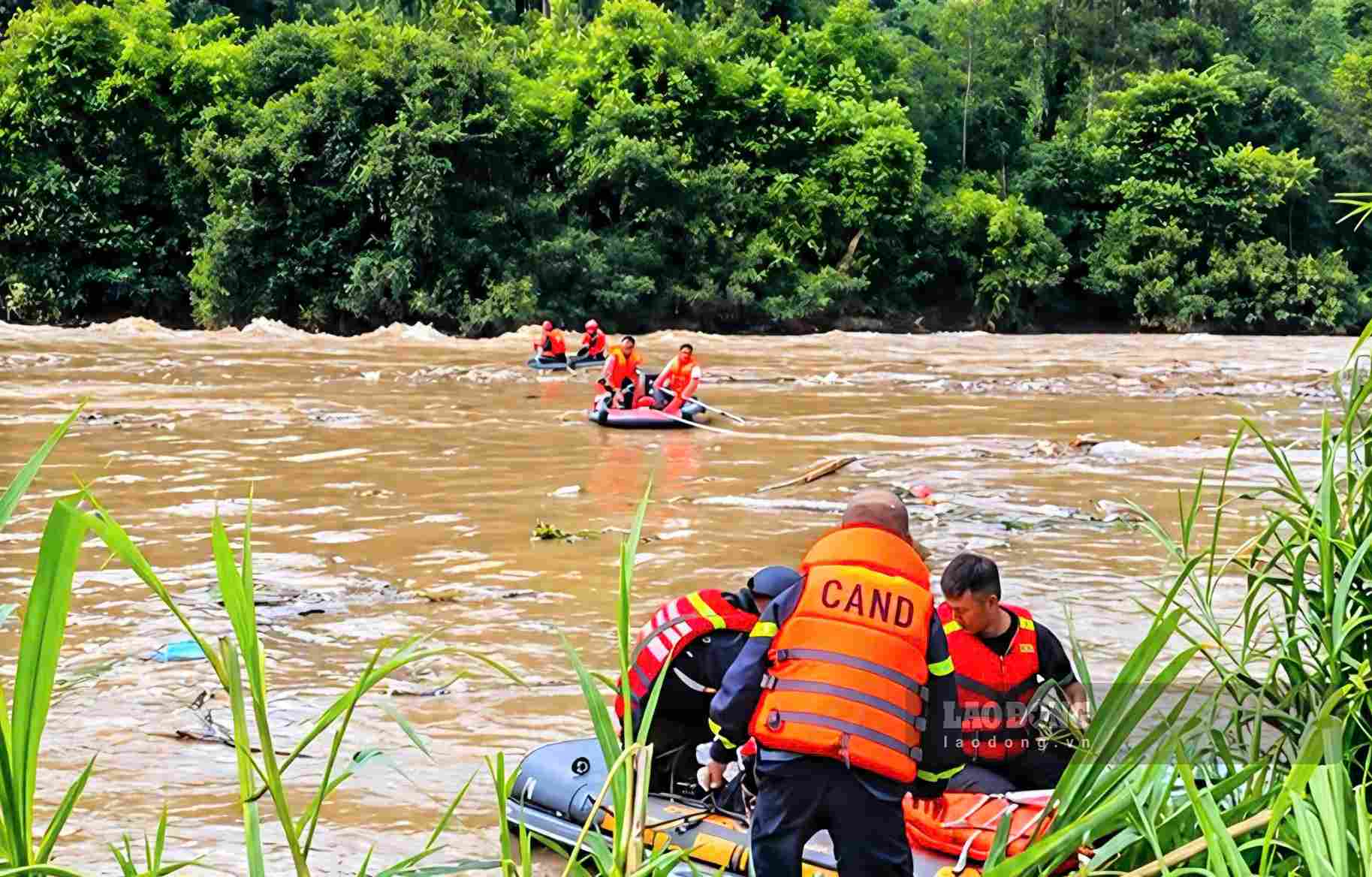 Rescue forces deploy search and rescue operations on the Da Dang River. Photo: Nguyen Ky