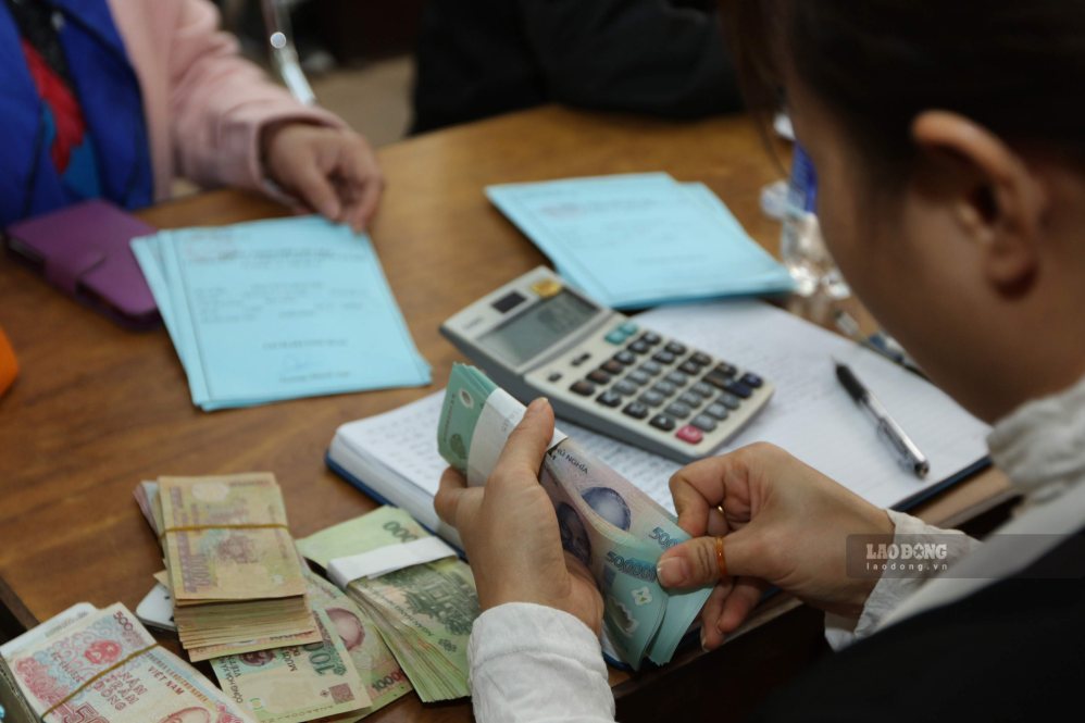 People can receive pensions, allowances and social security benefits through social security benefits accounts on VNeID from September 28. Photo: Hai Nguyen