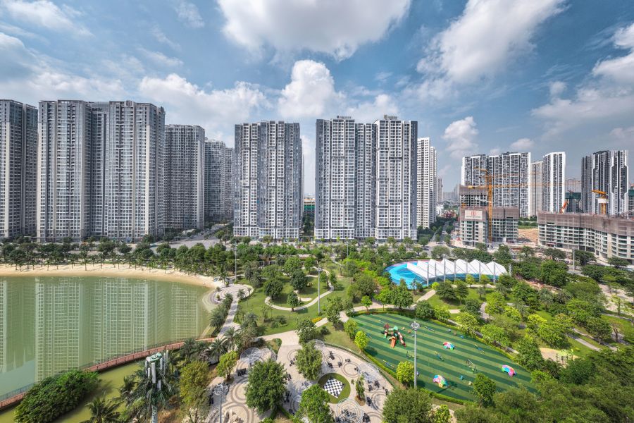 Green space rich in amenities at Imperia Smart City, located in the western urban area of Hanoi. Photo: MIK Group