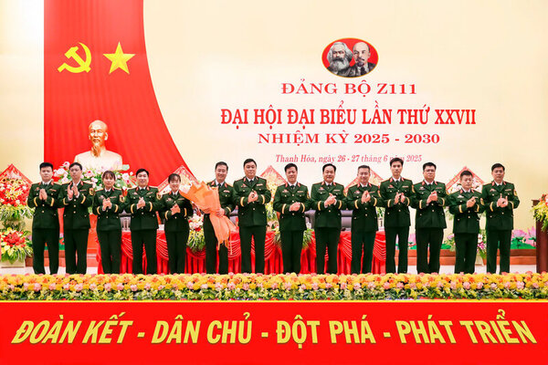 Lieutenant General Ho Quang Tuan, Head of the General Department of CNQP, presents flowers to congratulate the Executive Committee of the Z111 Party Committee for the term 2025 - 2030. Photo: Z111 Factory