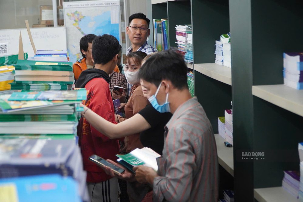 En el año escolar 2026-2027, Ciudad Ho Chi Minh implementa un plan para apoyar a los estudiantes a pedir prestados libros de texto. Foto: Chan Phuc.