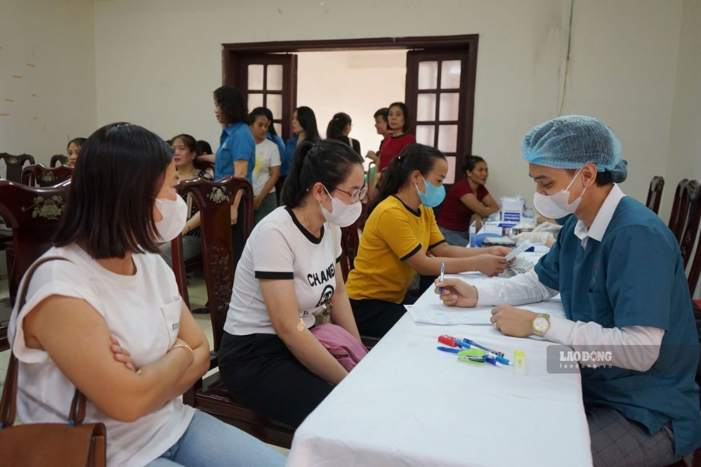 La demanda de exámenes y tratamientos médicos en hospitales de buena calidad en Thanh Hoa sigue siendo muy grande. Foto: Quach Du