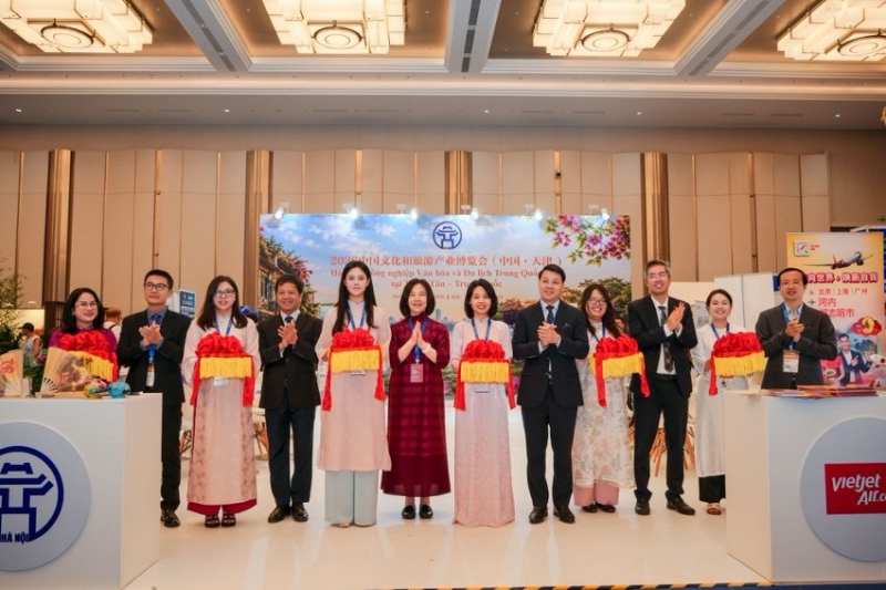 Delegates attend the ribbon opening ceremony of the booth. Photo: Hanoi Department of Culture, Sports and Tourism