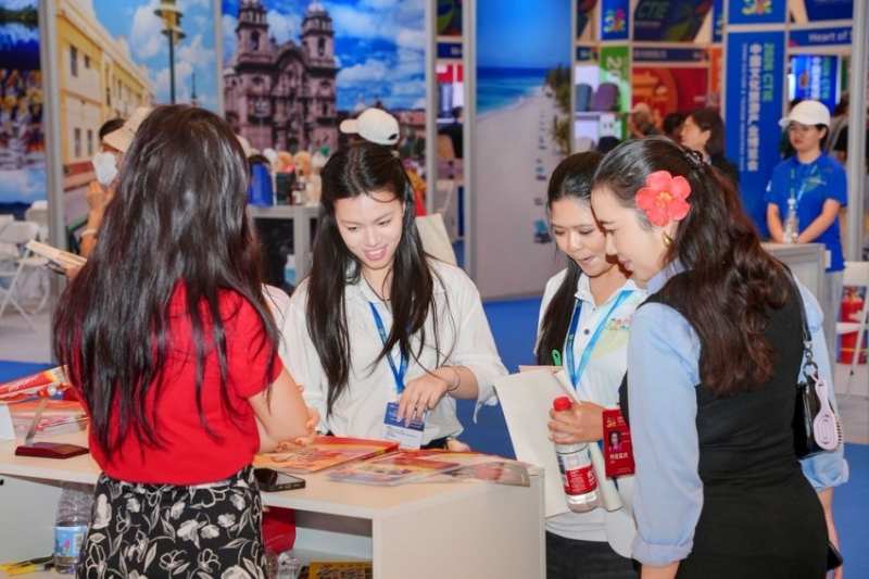 Gian hàng của TP Hà Nội thu hút sự quan tâm của đông đảo du khách, doanh nghiệp du lịch tại Trung Quốc. Ảnh: Sở VHTTDL TP Hà Nội