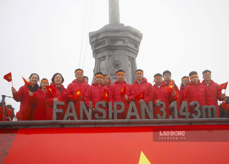 Lao Cai collects more than 2,200 billion VND, welcoming 450,000 visitors on National Day. Photo: Mai Hoa