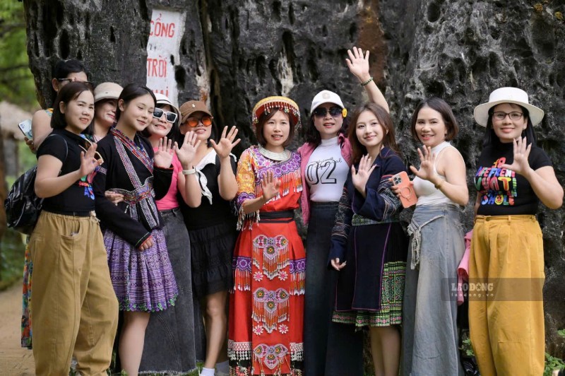 Du khách tham quan, trải nghiệm các điểm du lịch tại Sa Pa trong kỳ nghỉ lễ. Ảnh: Mai Hoa