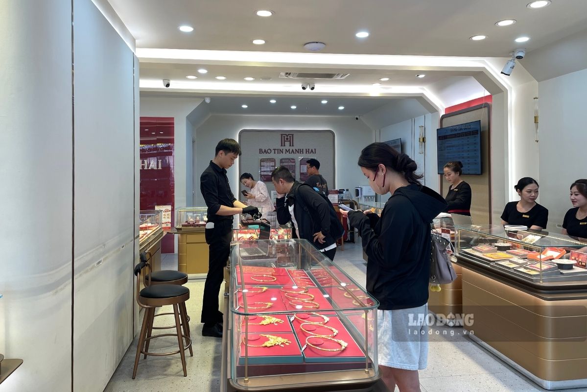 Lượng người dân mua vào - bán ra vào buổi chiều ngày 3.9. Ảnh: Bảo Anh 
