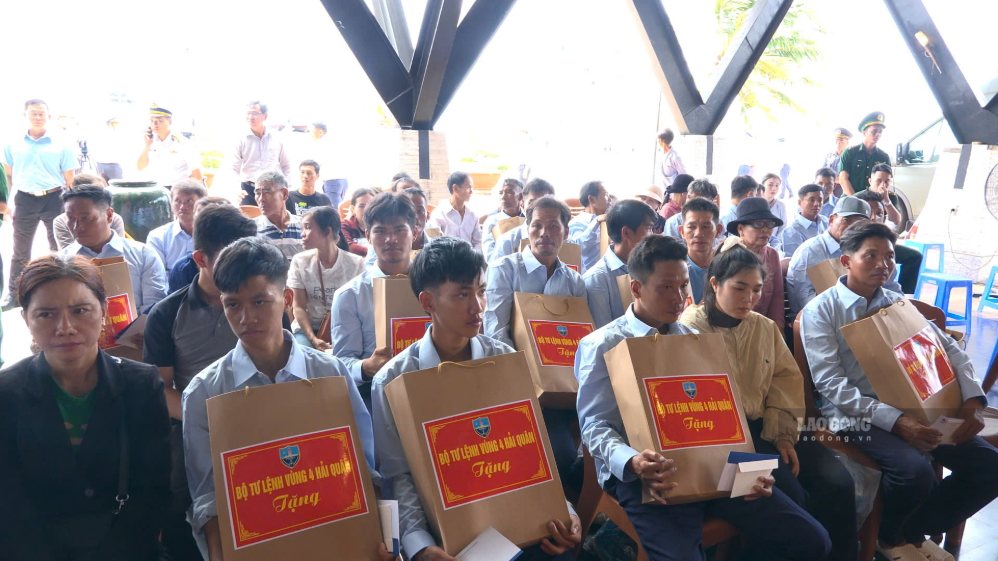 Bộ Tư lệnh Vùng 4 Hải quân trao 32 suất quà hỗ trợ ngư dân. Ảnh: Châu Hoàng
