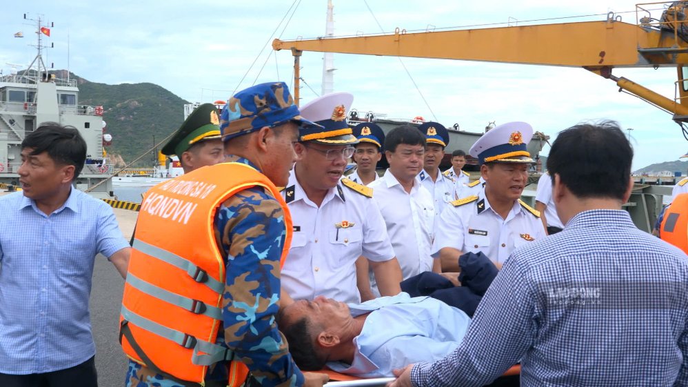 Cán bộ, chiến sĩ Vùng 4 Hải quân hỗ trợ các ngư dân rời Tàu Trường Sa 18 lên bờ. Ảnh: Châu Hoàng