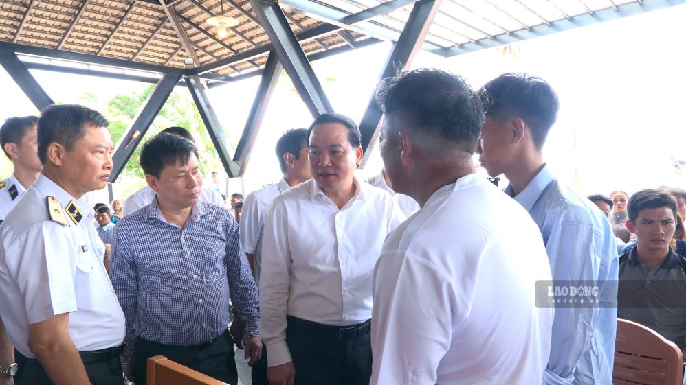 Ông Hồ Xuân Trường, Ủy viên dự khuyết Trung ương Đảng, Phó Bí thư Thường trực Tỉnh ủy Khánh Hòa thăm hỏi các ngư dân. Ảnh: Châu Hoàng