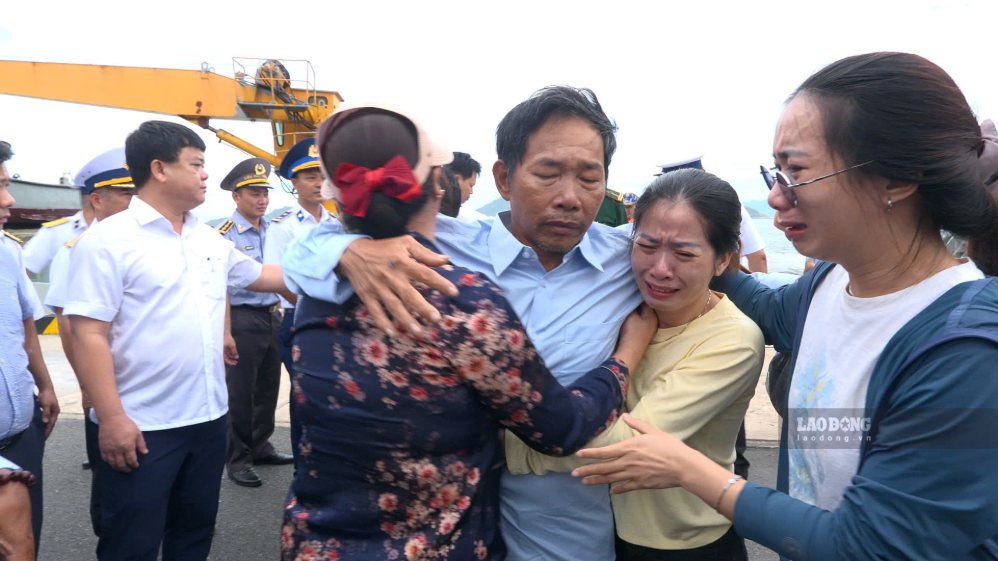 One of the 32 fishermen on fishing vessel QNa 90859 TS drifted at sea for nearly 3 days and was rescued ashore to meet relatives again. Photo: Chau Hoang