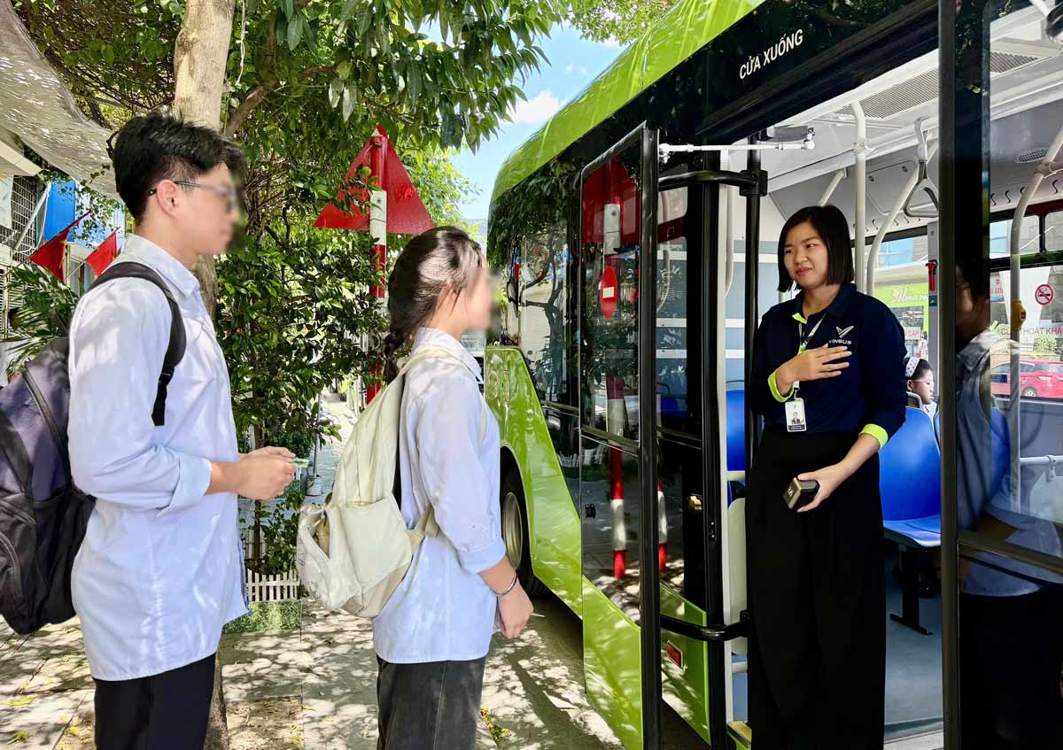 Việc tổ chức đưa đón học sinh bằng xe buýt điện là một bước cụ thể hóa định hướng của Quảng Ninh trong việc phát triển giao thông công cộng gắn với xây dựng đô thị xanh, thông minh và hiện đại. Ảnh: Thanh Tùng