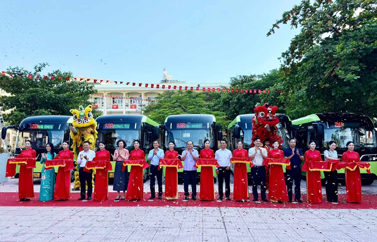 Delegates cut the ribbon to inaugurate the free electric bus route to take students to school. Photo: Thanh Tung