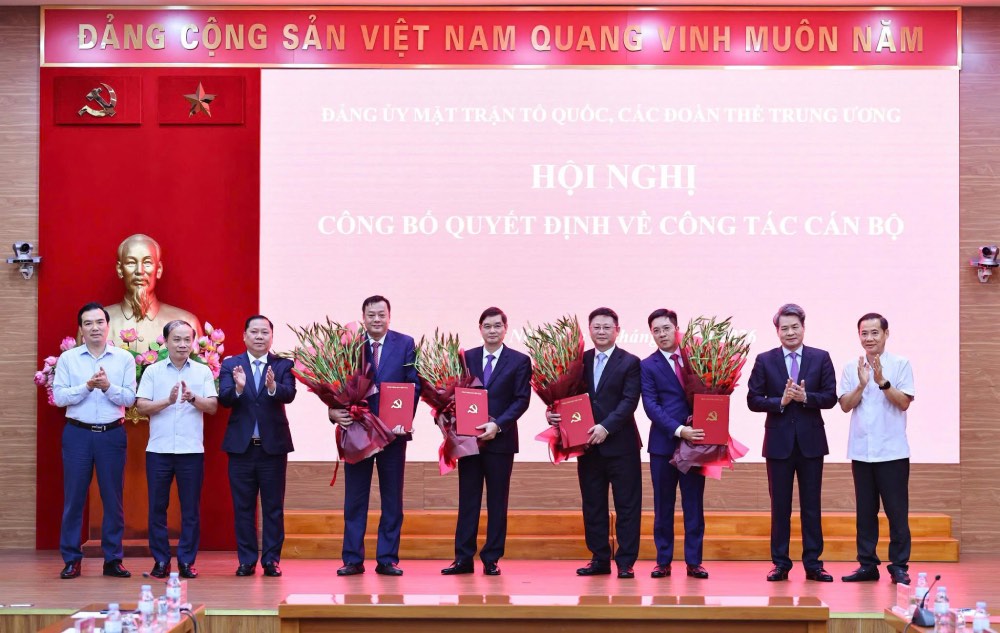 Representatives of the Party Committee of the Vietnam Fatherland Front, central mass organizations and leaders of the Central Committee of the Vietnam Fatherland Front presented flowers to congratulate officials who received the decision on the afternoon of September 3rd. Photo: Minh Duc / Vietnam Fatherland Front