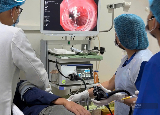 El médico endoscópico extrae la pastilla del estómago del paciente. Foto: Hospital proporcionado