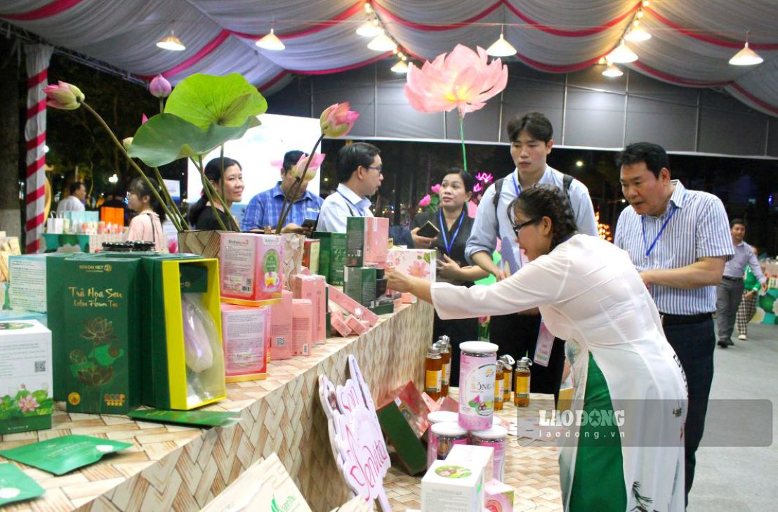 Hoạt động kết nối thương mại quốc tế tại Lễ hội Sen Đồng Tháp. Ảnh: Thanh Mai