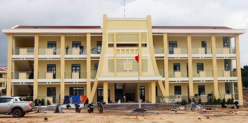 Trường Phổ thông nội trú Tiểu học và THCS Ia Púch hoàn tất những công đoạn cuối trước ngày khai giảng. Ảnh: Hoài Phương