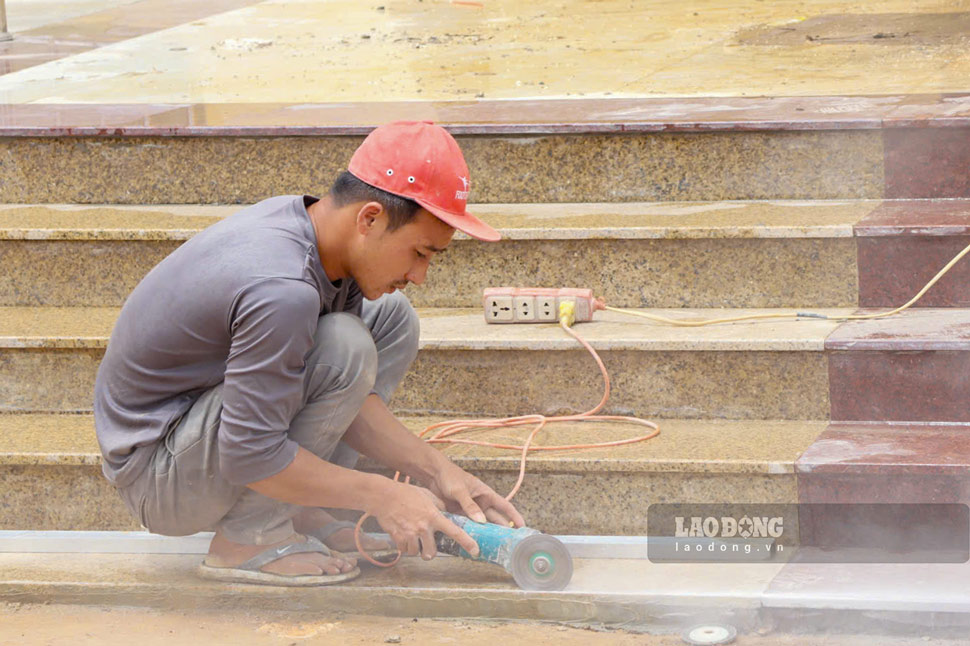 Công nhân hoàn thiện những công đoạn cuối, chuẩn bị cho lễ khánh thành và khai giảng tại Trường Phổ thông nội trú Tiểu học và THCS Ia Púch. Ảnh: Hoài Phương