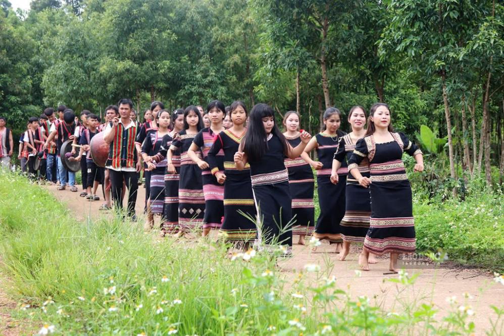 Gong performance, xoang dance recreating the traditional cultural space of the Xo Dang people in Kon Buu village. Photo: Lam Hien