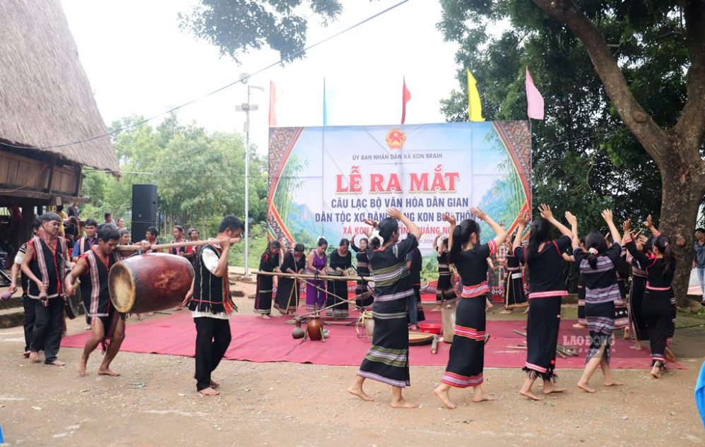 Các nghệ nhân trình diễn tiết mục Lễ bắc máng nước của đồng bào Xơ Đăng tại lễ ra mắt Câu lạc bộ Văn hóa dân gian. Ảnh: Lâm Hiền