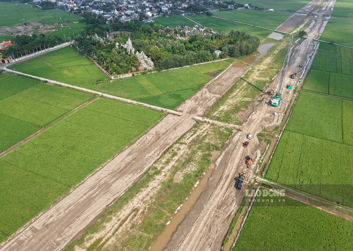 타이빈동에서 흥하사로 이어져 포히엔동과 연결되는 약 24.8km 길이의 도로가 점차 모습을 드러내고 있습니다. 사진: 르엉하 (2026년 9월 촬영)