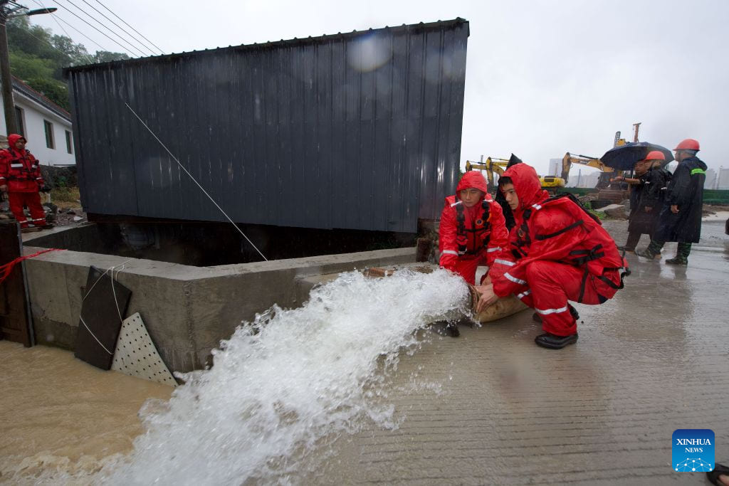 Forces deploy drainage work in the flooded area due to Typhoon Saudel in Fujian, China. Photo: Xinhua