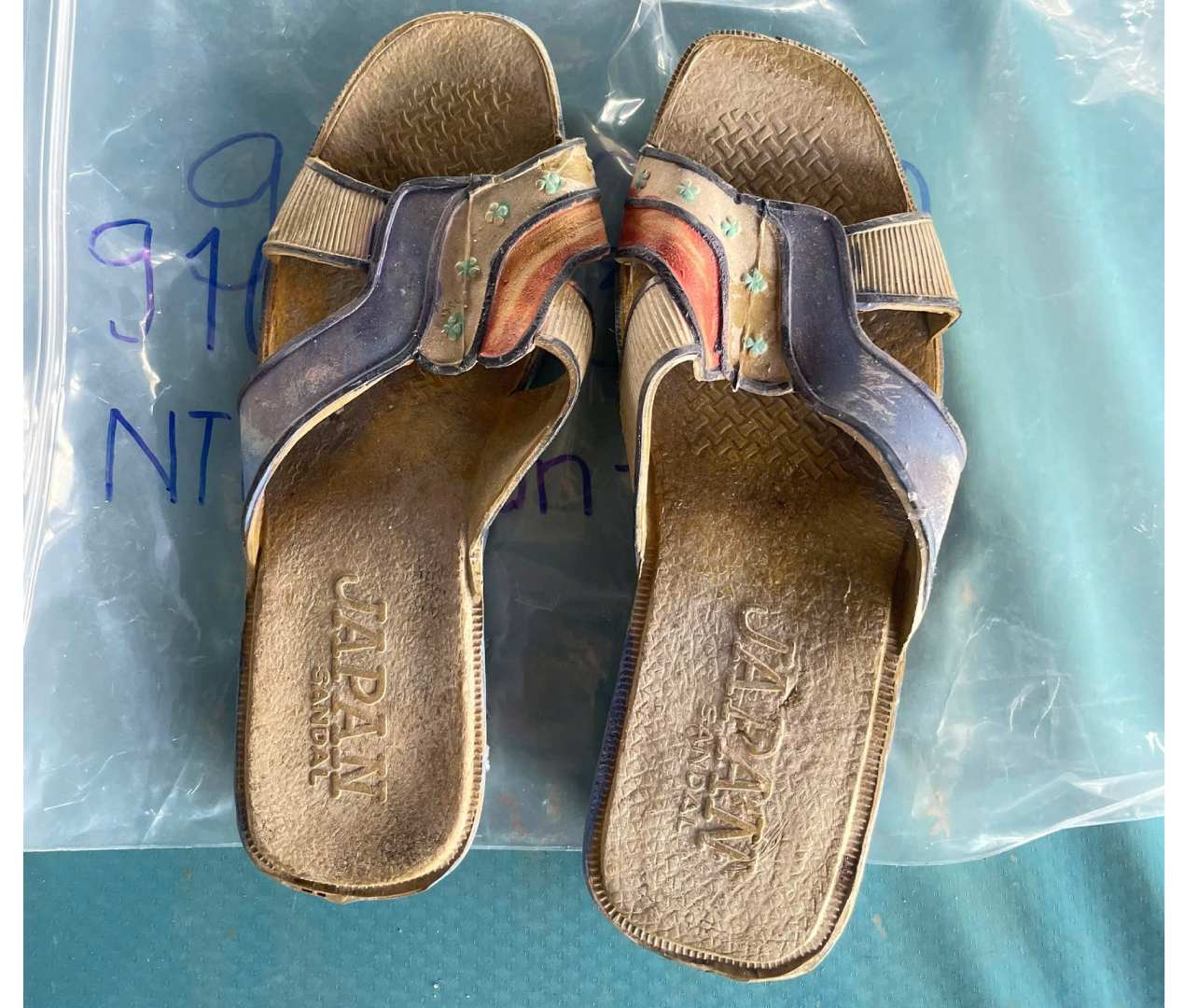 DNA sampling team No. 4, Steering Committee 515 of An Giang province discovered a pair of sandals still quite intact in the martyr's grave. Photo: Phuong Vu/An Giang Military Command