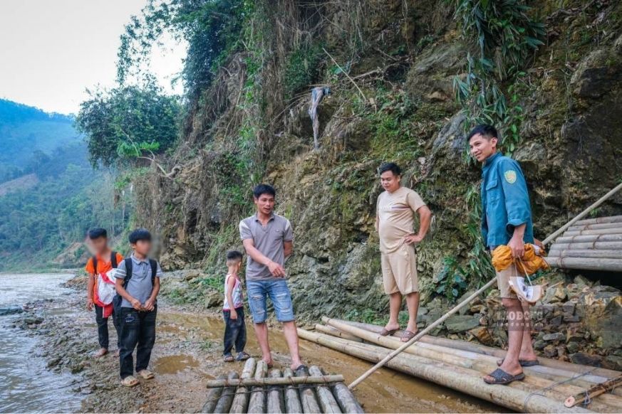 Dù luôn khát khao một cây cầu, song do kinh phí hạn hẹp, chính quyền đành “lực bất tòng tâm“. Ảnh: Khánh Linh