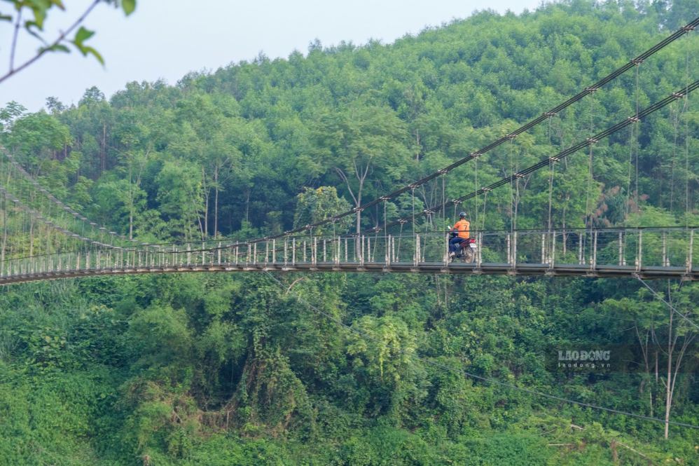Hiện khu Nà Kéo kết nối với ngoài xã chỉ bằng một cây cầu treo. Ảnh: Khánh Linh