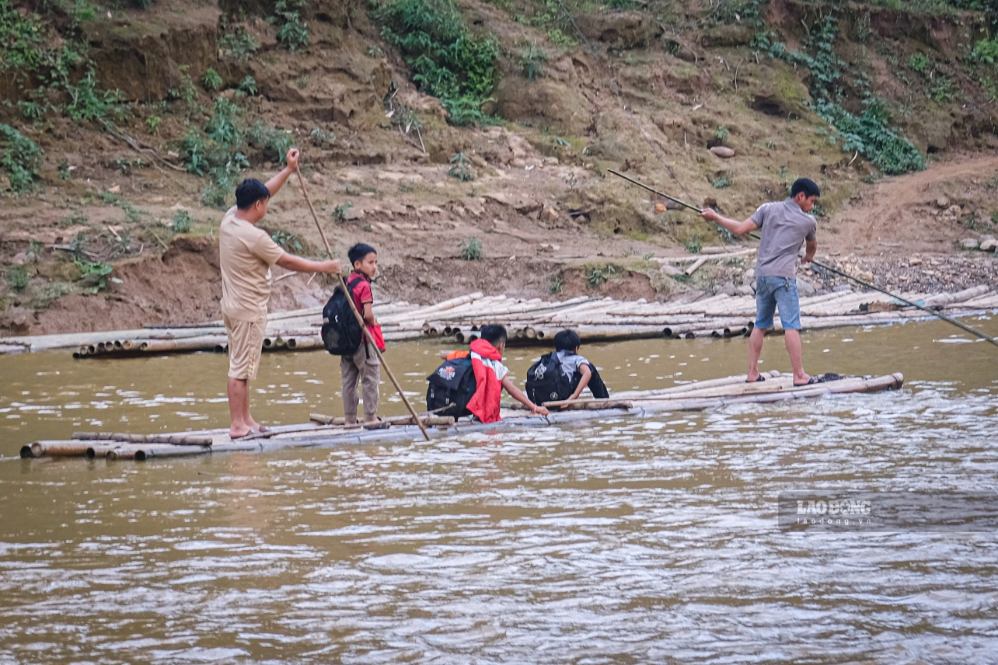 The worry of crossing rivers to school before the new school year is still present in the highlands of Lang Son. Photo: Khanh Linh
