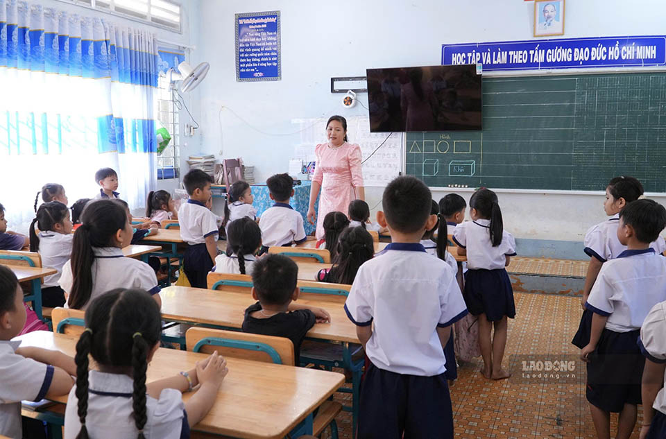 Students in the border region of Tay Ninh want to study 2 sessions/day. Photo: Huynh Du