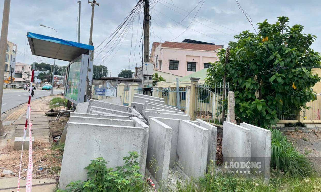 Khu vực chưa bàn giao mặt bằng sạch cho dự án. Ảnh: Đình Trọng