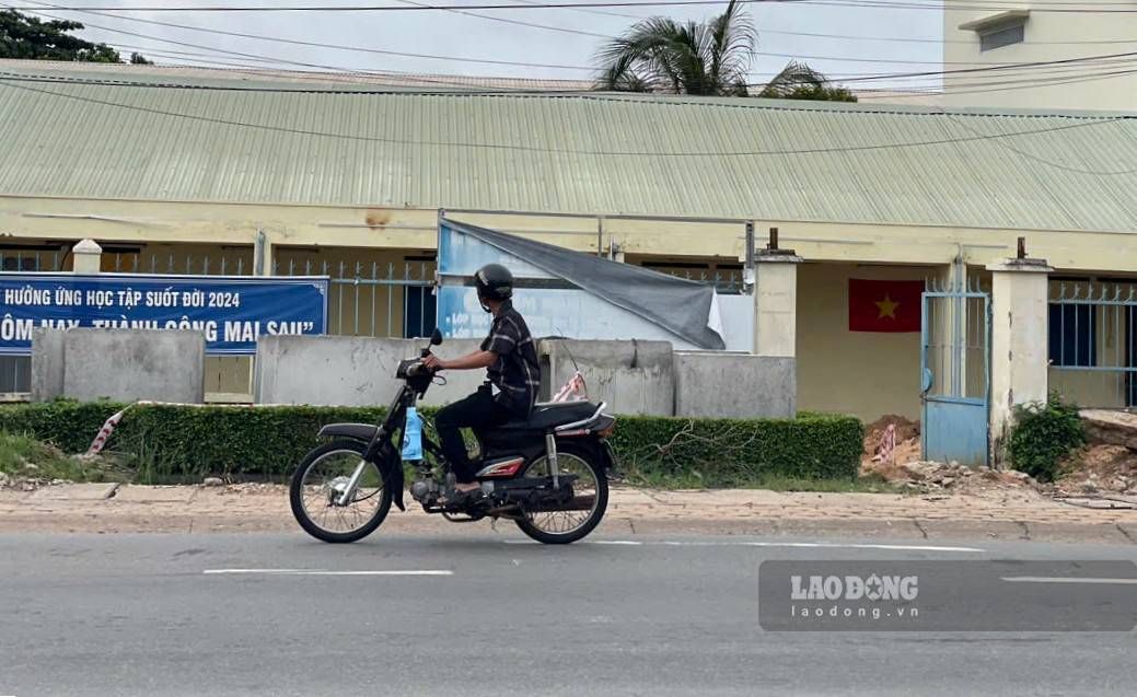 Cơ sở lớp học cộng đồng chưa tháo gỡ tường rào phía ngoài. Ảnh: Đình Trọng