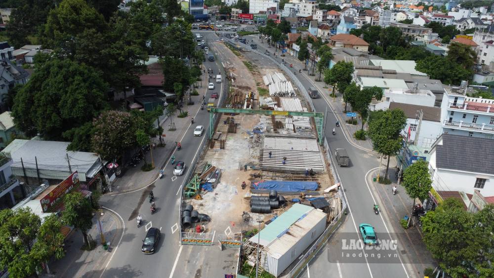 Hầm chui đang được thi công từ hướng đường Phạm Ngọc Thạch sang đường Huỳnh Văn Cù. Ảnh: Đình Trọng