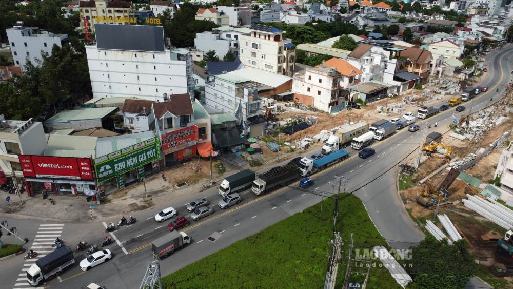 The site clearance section for the access road to Phuoc Kien five-way underpass. Photo: Dinh Trong