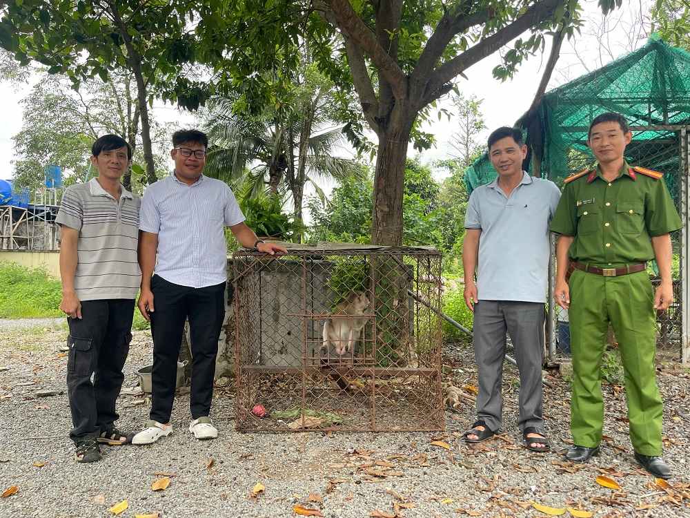 People hand over a 6kg long-tailed macaque for functional agencies to carry out procedures for re-release to nature. Photo: Police provided
