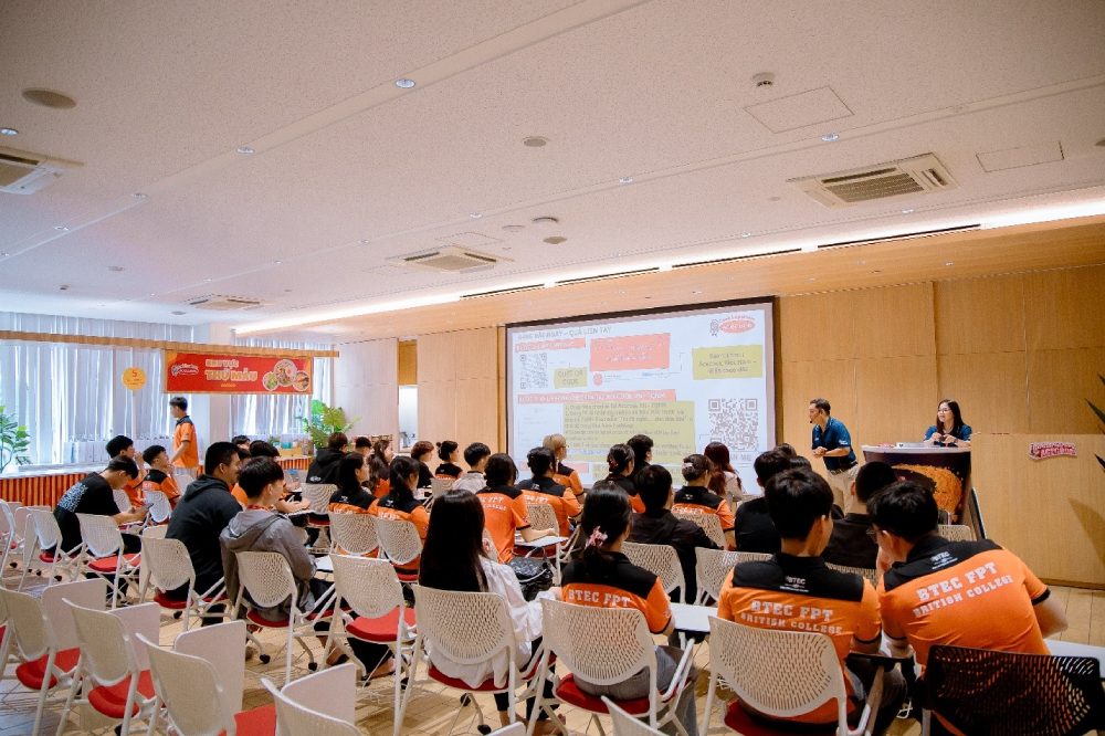 Mỗi năm, Acecook Việt Nam đón hơn 10.000 lượt khách đến tham quan nhà máy, trực tiếp chứng kiến quy trình sản xuất ra một vắt mì ăn liền. Ảnh: Acecook Việt Nam