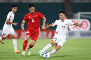 La sub-20 de Vietnam se enfrenta a la sub-20 de Palestina en la fase de clasificación para el Campeonato Asiático Sub-20 de 2027. Foto: Minh Dân