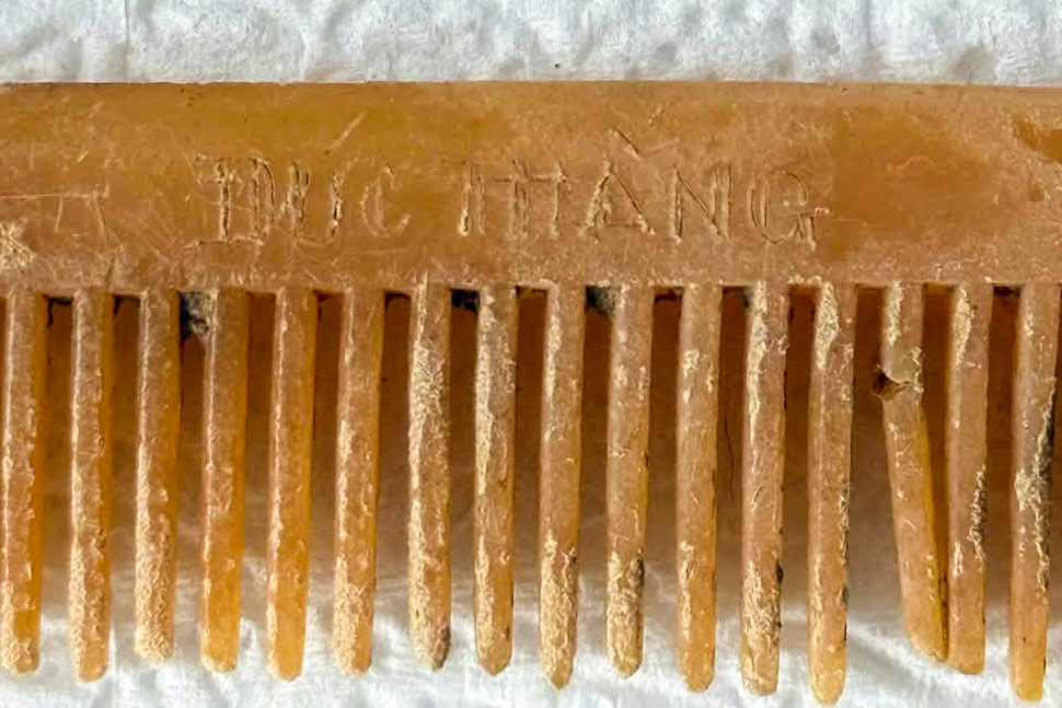 Chiếc lược nhựa khắc dòng chữ “Đức Thắng“. Ảnh: Bộ Chỉ huy Quân sự tỉnh Gia Lai