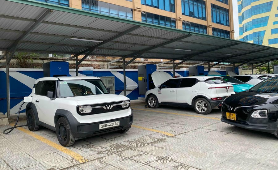 Besides policies, charging infrastructure is an important factor for the ability to popularize electric vehicles. Photo: Duc Van