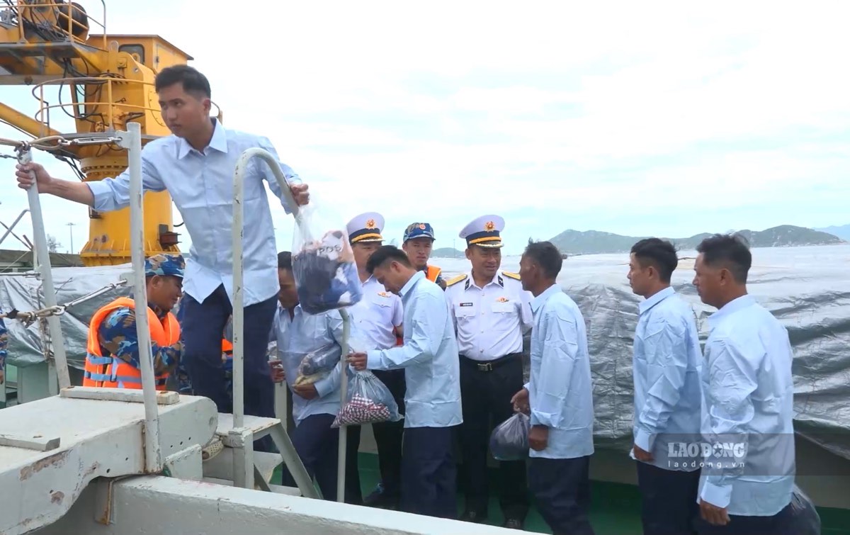 The moment 32 crew members of the fishing boat in distress at sea returned to the mainland. Photo: Phuong Linh