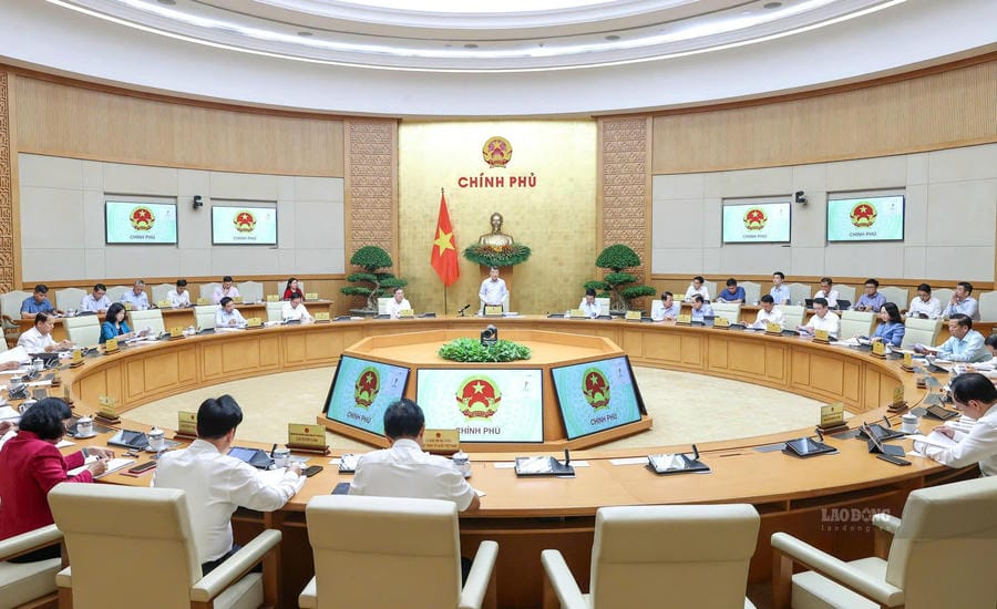 Politburo Member, Prime Minister Le Minh Hung chairs the regular Government meeting in August 2026. Photo: Hai Nguyen