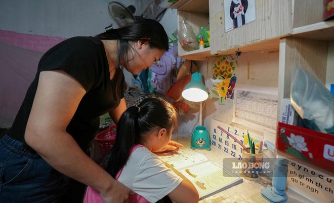 Công nhân chắt chiu từng tháng lo năm học mới cho con