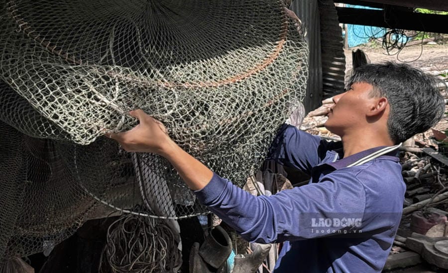 During the September 2nd holiday, being able to return to his hometown to cast nets and catch fish, doing work associated with rivers and waters, made Mr. Phat feel relaxed in his soul. Photo: Nhut Nam