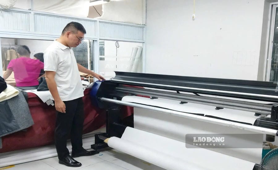 Mr. Vu The Anh - Head of Electronics Department of Hanul Co., Ltd., Kien Xuong commune, Hung Yen province. Photo: Ha Vi