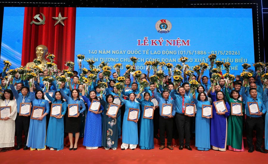 Outstanding and typical grassroots Trade Union Presidents in collective dialogue and negotiation work in 2026 were commended. Photo: Hai Nguyen