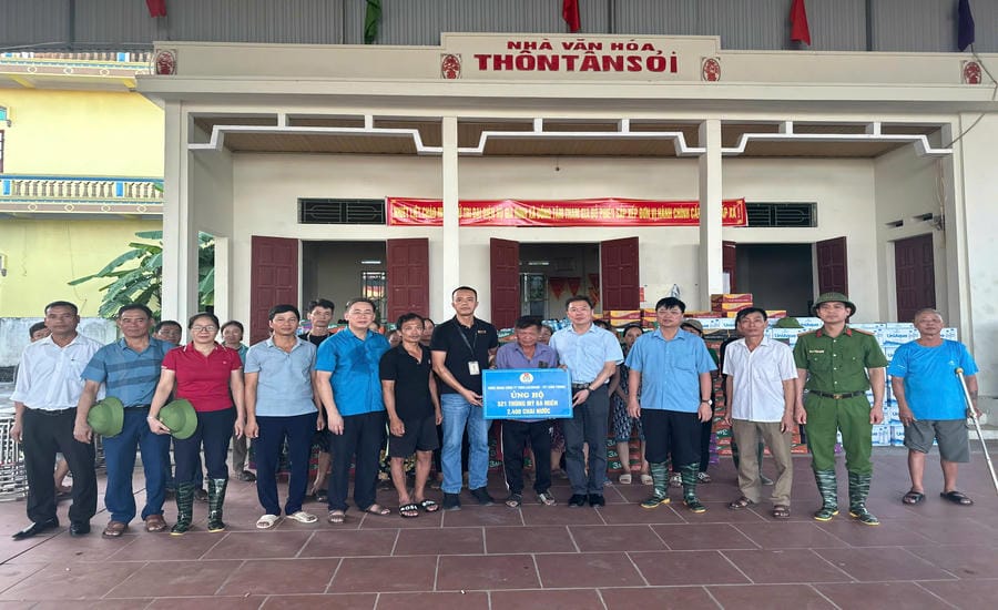 Leaders and the Trade Union of Luxshare-ICT Van Trung Co., Ltd. (Bac Ninh) coordinated with the Provincial Labor Federation to give relief gifts to flood victims in Tan Soi, Yen The, Bac Ninh. Photo: Trade Union of the Company provided