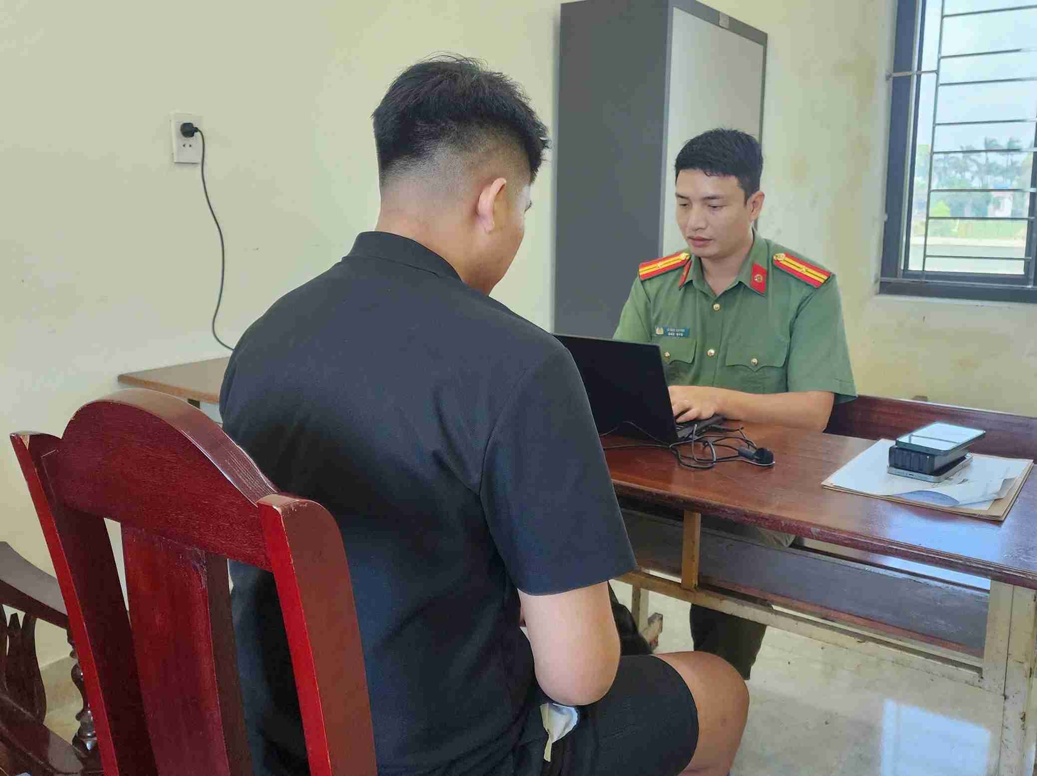 Phòng An ninh chính trị nội bộ xử lý công dân mua bán tiền ảo, vật phẩm ảo và tài khoản trò chơi điện tử trực tuyến vi phạm pháp luật. Ảnh: Công an tỉnh Hưng Yên

