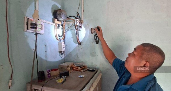 Lacking electricity, Mr. Pham Ho's house had to be powered hundreds of meters away, but weak electricity did not ensure living and irrigation. Photo: Ha Nam